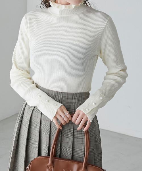 BONLECILL（ボンルシール）の「フリルカラー パールボタンスリーブリブニットプルオーバー（ニット/セーター・レディース・レッド/アイボリー/ネイビー/ブラック/ホワイト×ブラック・FREE）」の17枚目の写真