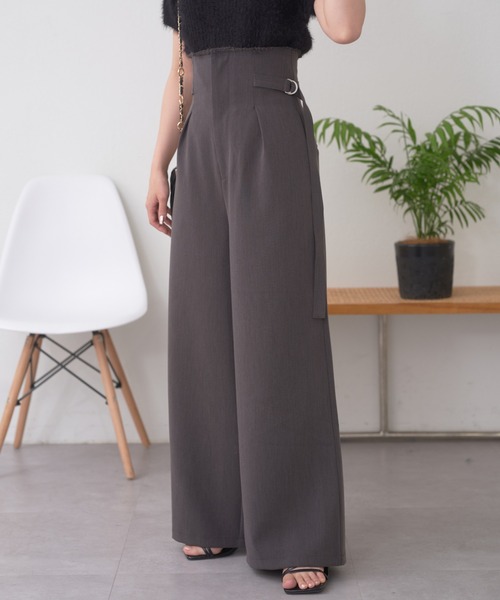 Chico（チコ）の「サイドベルトスラックスパンツ（スラックス・レディース・チャコールグレー/グレイッシュベージュ/グレー・FREE）」の2枚目の写真