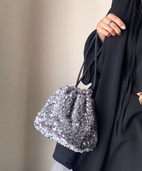 Q（キュー）の「スパンコール巾着バッグ（ハンドバッグ・レディース・ブラック/マルチ/シルバー・ONE SIZE）」の7枚目の写真