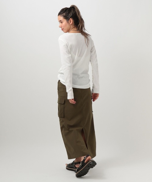 BAYFLOW（ベイフロー）の「[鎖骨を綺麗に見せる]リブクルーネックプルオーバー（Tシャツ/カットソー・レディース・キャメル/ブラック/オフホワイト・FREE）」の5枚目の写真
