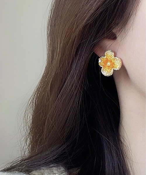 LA VORAGINE(ラ ヴォラジネ)の「アレルギー対応水晶の花ピアス(ピアス(両耳用)・レディース・グリーン/レッド/オレンジ・FREE)」の3枚目の写真