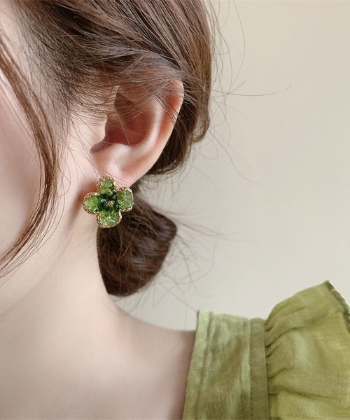 LA VORAGINE(ラ ヴォラジネ)の「アレルギー対応水晶の花ピアス(ピアス(両耳用)・レディース・グリーン/レッド/オレンジ・FREE)」の4枚目の写真