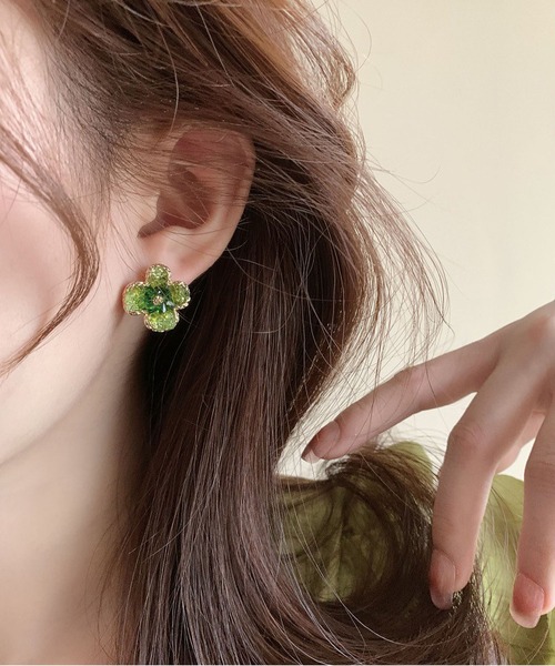 LA VORAGINE(ラ ヴォラジネ)の「アレルギー対応水晶の花ピアス(ピアス(両耳用)・レディース・グリーン/レッド/オレンジ・FREE)」の6枚目の写真