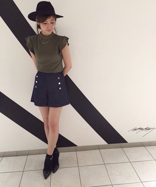 Chico(チコ)の「ハイネックフリルノースリーブ(Tシャツ/カットソー・レディース・ブラック/アイボリー/ピンクベージュ/モスグリーン・FREE)」の1枚目の写真