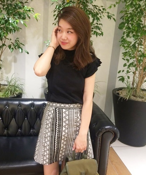 Chico(チコ)の「ハイネックフリルノースリーブ(Tシャツ/カットソー・レディース・ブラック/アイボリー/ピンクベージュ/モスグリーン・FREE)」の3枚目の写真