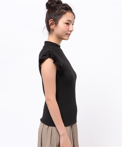 Chico(チコ)の「ハイネックフリルノースリーブ(Tシャツ/カットソー・レディース・ブラック/アイボリー/ピンクベージュ/モスグリーン・FREE)」の6枚目の写真