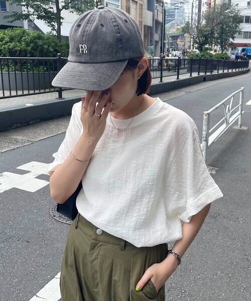 fredy emue（フレディエミュ）の「【WEB限定カラーあり】Tシャツブラウス（シャツ/ブラウス・レディース・ミント/ベージュ/ライトグレー/オフホワイト/チャコールグレー・38）」の2枚目の写真