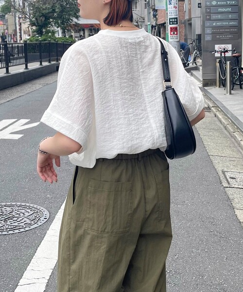 fredy emue（フレディエミュ）の「【WEB限定カラーあり】Tシャツブラウス（シャツ/ブラウス・レディース・ミント/ベージュ/ライトグレー/オフホワイト/チャコールグレー・38）」の13枚目の写真