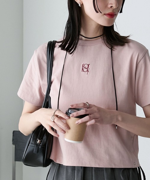 forksy.(フォルクシー)の「【forksy.】ワンポイントロゴ刺繍サイドスナップ半袖Tシャツ(Tシャツ/カットソー・レディース・スモークピンク/オフホワイト/ネイビー・FREE)」の3枚目の写真