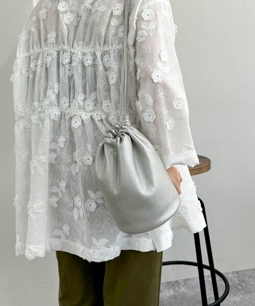 fredy emue(フレディエミュ)の「シュリングレザー巾着サックバック(ショルダーバッグ・レディース・ブラック/シルバー・FREE)」の4枚目の写真