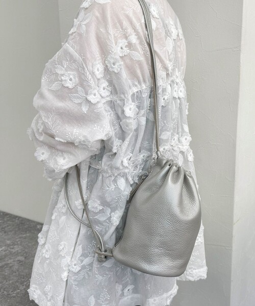 fredy emue(フレディエミュ)の「シュリングレザー巾着サックバック(ショルダーバッグ・レディース・ブラック/シルバー・FREE)」の6枚目の写真