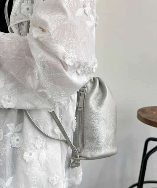 fredy emue(フレディエミュ)の「シュリングレザー巾着サックバック(ショルダーバッグ・レディース・ブラック/シルバー・FREE)」の8枚目の写真