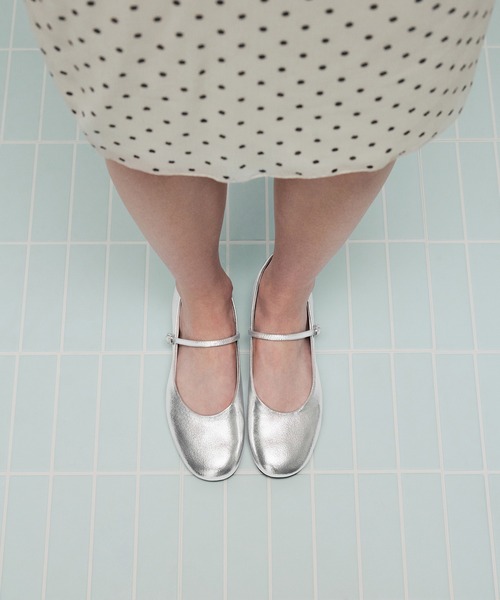 CHARLES & KEITH（チャールズ & キース）の「ラウンドトゥ メリージェーン（パンプス・レディース・オフホワイト/ブラック/ブラック系その他6/シルバー/マルチ・23.5cm/23cm/22.5cm/24.5cm/25cm/26.5cm/25.5cm）」の5枚目の写真