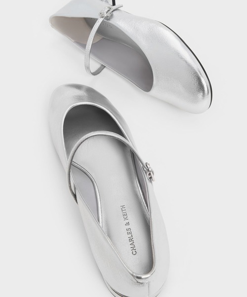 CHARLES & KEITH（チャールズ & キース）の「ラウンドトゥ メリージェーン（パンプス・レディース・オフホワイト/ブラック/ブラック系その他6/シルバー/マルチ・23.5cm/23cm/22.5cm/24.5cm/25cm/26.5cm/25.5cm）」の9枚目の写真