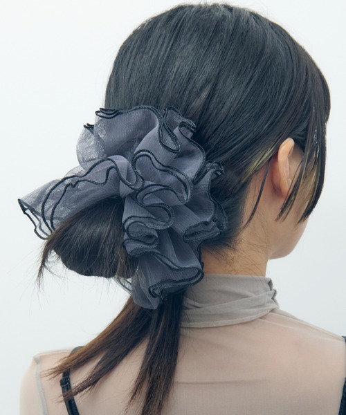 GOLDY（ゴールディ）の「パイピング フリル ビッグ シュシュ（シュシュ・レディース・ホワイト/レッド/グリーン/ブラック/グレー・FREE）」の4枚目の写真