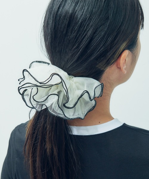 GOLDY（ゴールディ）の「パイピング フリル ビッグ シュシュ（シュシュ・レディース・ホワイト/レッド/グリーン/ブラック/グレー・FREE）」の2枚目の写真