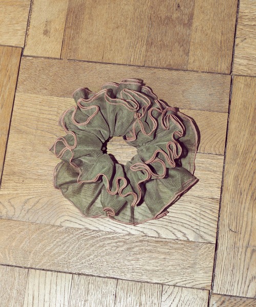 GOLDY（ゴールディ）の「パイピング フリル ビッグ シュシュ（シュシュ・レディース・ホワイト/レッド/グリーン/ブラック/グレー・FREE）」の5枚目の写真