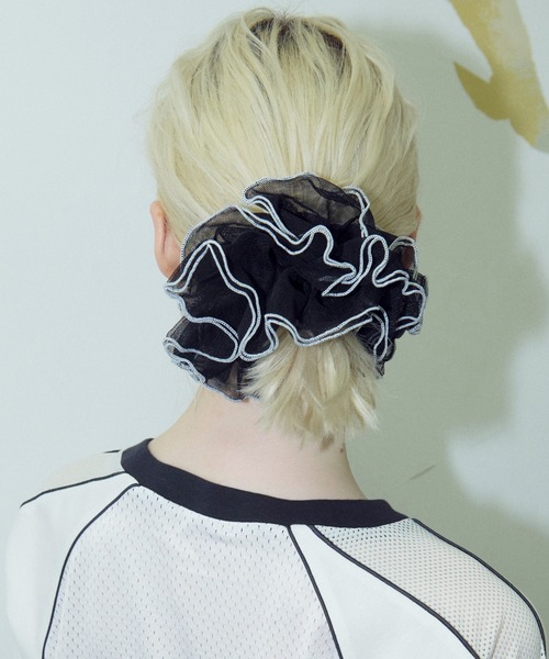 GOLDY（ゴールディ）の「パイピング フリル ビッグ シュシュ（シュシュ・レディース・ホワイト/レッド/グリーン/ブラック/グレー・FREE）」の3枚目の写真