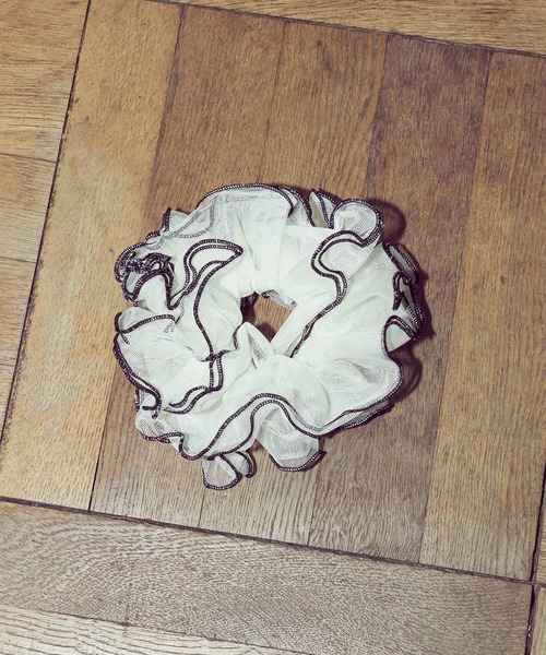 GOLDY（ゴールディ）の「パイピング フリル ビッグ シュシュ（シュシュ・レディース・ホワイト/レッド/グリーン/ブラック/グレー・FREE）」の6枚目の写真