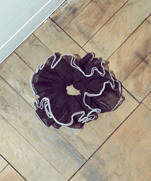 GOLDY（ゴールディ）の「パイピング フリル ビッグ シュシュ（シュシュ・レディース・ホワイト/レッド/グリーン/ブラック/グレー・FREE）」の7枚目の写真