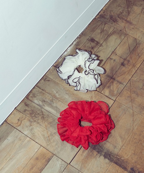 GOLDY（ゴールディ）の「パイピング フリル ビッグ シュシュ（シュシュ・レディース・ホワイト/レッド/グリーン/ブラック/グレー・FREE）」の9枚目の写真