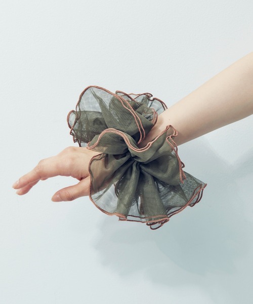 GOLDY（ゴールディ）の「パイピング フリル ビッグ シュシュ（シュシュ・レディース・ホワイト/レッド/グリーン/ブラック/グレー・FREE）」の13枚目の写真