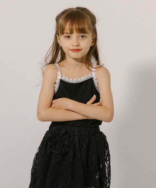 URBAN CHERRY（アーバンチェリー）の「配色レースショルダーキャミソール（キャミソール・キッズ・ブラック/ブラウン・140cm/130cm/120cm/110cm）」の2枚目の写真