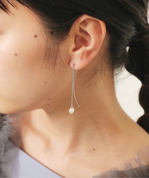 Kana(カナ)の「チェーン ライン 一粒パール ピアス パーティー 結婚式 お呼ばれ オケージョン(ピアス(両耳用)・レディース・ゴールド/シルバー・フリー)」の4枚目の写真