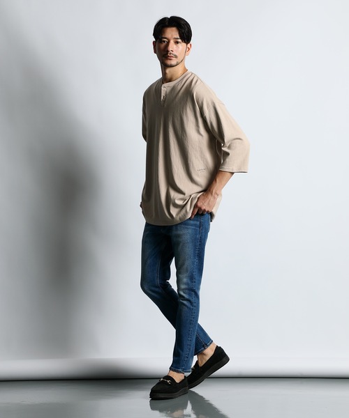 LANVIN en Bleu(ランバンオンブルー)の「8オンス ヘビーウェイト オーバーサイズ 7分袖 ヘンリーTシャツ(Tシャツ/カットソー・メンズ・ホワイト/グレイッシュベージュ/ネイビー・46/48/52/50)」の7枚目の写真