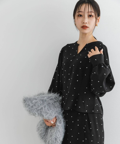 F by ROSSO（エフバイロッソ）の「F by ROSSO　ハート刺繍2WAYブラウス（シャツ/ブラウス・レディース・チャコールグレー/ブラック・FREE）」の6枚目の写真