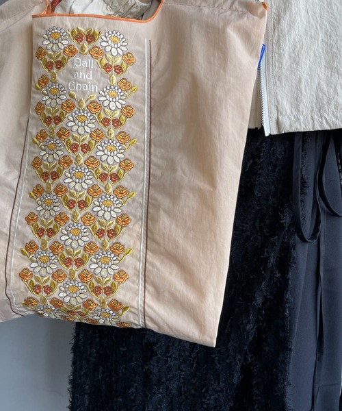 Ball&Chain（ボールアンドチェーン）の「[BALL&CHAIN/ボールアンドチェーン] FLOWER LINE 刺繍デザインナイロントートバッグ（トートバッグ・レディース・チャコールグレー/ベージュ・M）」の10枚目の写真