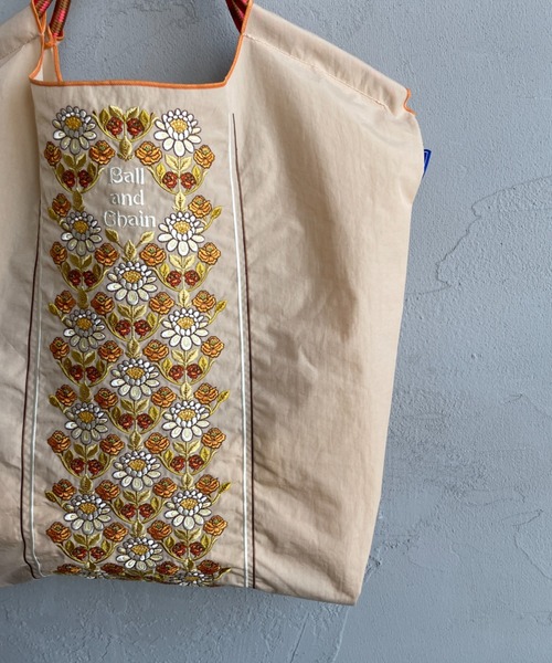Ball&Chain（ボールアンドチェーン）の「[BALL&CHAIN/ボールアンドチェーン] FLOWER LINE 刺繍デザインナイロントートバッグ（トートバッグ・レディース・チャコールグレー/ベージュ・M）」の14枚目の写真