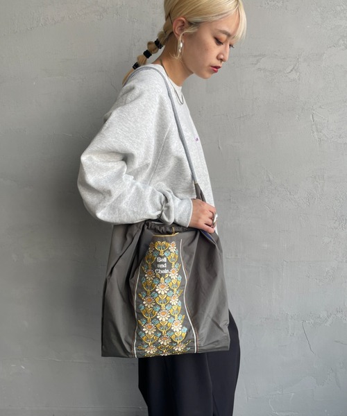 Ball&Chain（ボールアンドチェーン）の「[BALL&CHAIN/ボールアンドチェーン] FLOWER LINE 刺繍デザインナイロントートバッグ（トートバッグ・レディース・チャコールグレー/ベージュ・M）」の22枚目の写真
