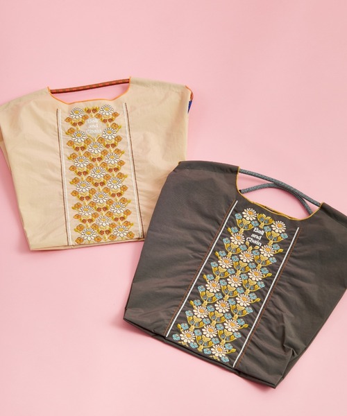 Ball&Chain（ボールアンドチェーン）の「[BALL&CHAIN/ボールアンドチェーン] FLOWER LINE 刺繍デザインナイロントートバッグ（トートバッグ・レディース・チャコールグレー/ベージュ・M）」の4枚目の写真