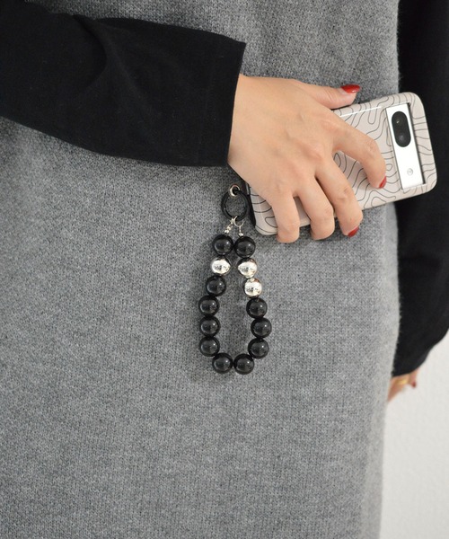 BROTHERHOOD（ブラザーフッド）の「【BROTHERHOOD】Big Ball Black acrylic Combi Color Chain Wrist Strap（スマホグッズ・レディース・ブラック/ホワイト・FREE）」の3枚目の写真