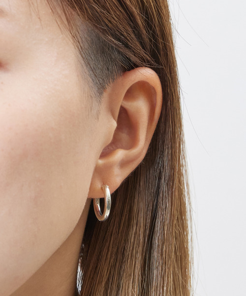 And A(アンドエー)の「And A アンドエー / SILVER925 MEDIUM HOOP PIERCE シルバー925ミディアムフープピアス(片耳用) / AA-A24U005(ピアス(片耳用)・メンズ・シルバー・MEDIUM)」の3枚目の写真