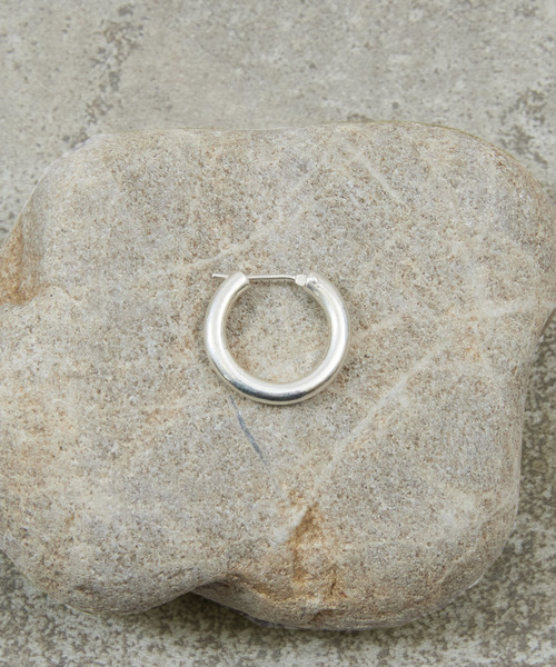 And A(アンドエー)の「And A アンドエー / SILVER925 MEDIUM HOOP PIERCE シルバー925ミディアムフープピアス(片耳用) / AA-A24U005(ピアス(片耳用)・メンズ・シルバー・MEDIUM)」の6枚目の写真