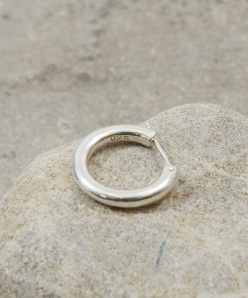 And A(アンドエー)の「And A アンドエー / SILVER925 MEDIUM HOOP PIERCE シルバー925ミディアムフープピアス(片耳用) / AA-A24U005(ピアス(片耳用)・メンズ・シルバー・MEDIUM)」の7枚目の写真