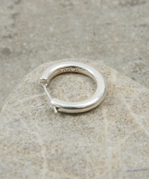 And A(アンドエー)の「And A アンドエー / SILVER925 MEDIUM HOOP PIERCE シルバー925ミディアムフープピアス(片耳用) / AA-A24U005(ピアス(片耳用)・メンズ・シルバー・MEDIUM)」の8枚目の写真