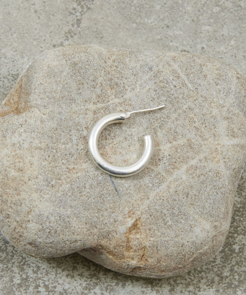 And A(アンドエー)の「And A アンドエー / SILVER925 MEDIUM HOOP PIERCE シルバー925ミディアムフープピアス(片耳用) / AA-A24U005(ピアス(片耳用)・メンズ・シルバー・MEDIUM)」の9枚目の写真