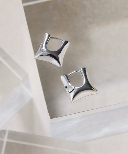 PAPILLONNER(パピヨネ)の「スクエアワンタッチフープピアス(ピアス(両耳用)・レディース・シルバー/ゴールド・FREE)」の2枚目の写真