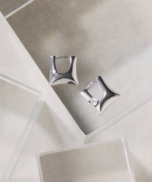 PAPILLONNER(パピヨネ)の「スクエアワンタッチフープピアス(ピアス(両耳用)・レディース・シルバー/ゴールド・FREE)」の3枚目の写真