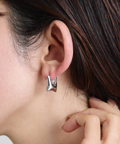 PAPILLONNER(パピヨネ)の「スクエアワンタッチフープピアス(ピアス(両耳用)・レディース・シルバー/ゴールド・FREE)」の4枚目の写真