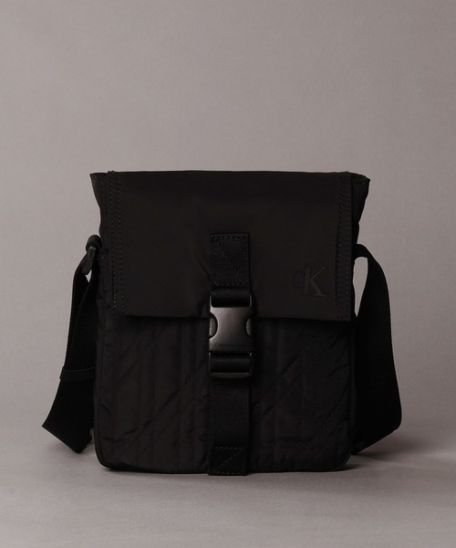 Calvin Klein(カルバン・クライン)の「ショルダーバッグ ‐ キルトナイロンリポーターバッグ(ショルダーバッグ・メンズ・ブラック/セージグリーン・FREE)」の10枚目の写真
