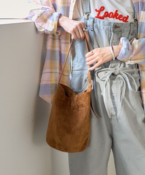 【BERSHKA】スタッズ付きフェイクスエードバッグ 4115/175/700 Faux suede bag with fringing - Women | Bershka