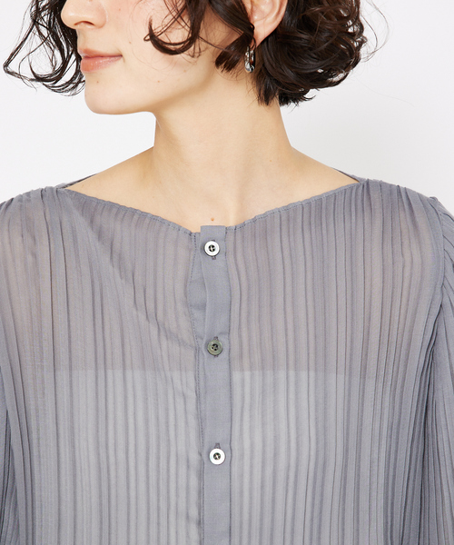 qualite(カリテ)の「ランダムプリーツフレアーブラウス/春服/オフィスカジュアル/シアーシャツ(シャツ/ブラウス・レディース・オフホワイト/チャコールグレー・フリー)」の8枚目の写真