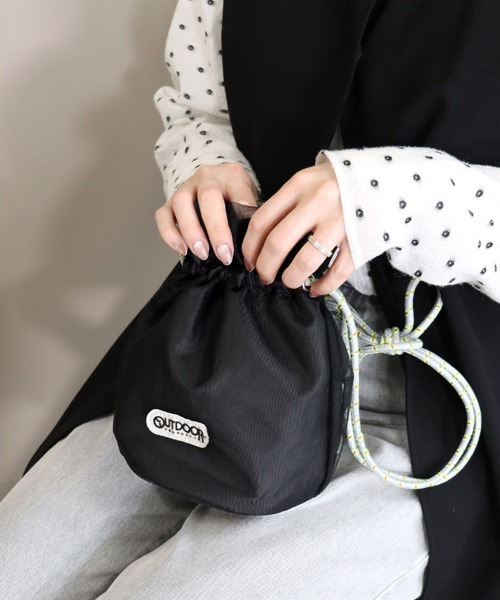 OUTDOOR PRODUCTS（アウトドアプロダクツ）の「【OUTDOOR PRODUCTS】巾着バッグ [151101]（ハンドバッグ・レディース・ベージュ/ブラック/パープル・F）」の2枚目の写真