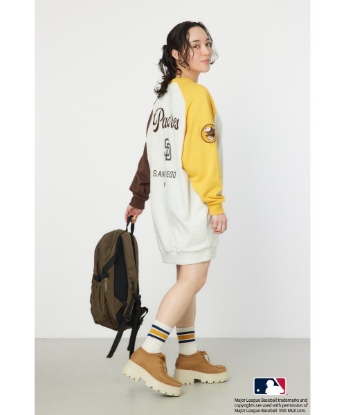 RODEO CROWNS WIDE BOWL(ロデオクラウンズワイドボウル)の「MLBラグランスウェットワンピース(ワンピース・レディース・オフホワイト/ネイビー/グレー×ホワイト・FREE)」の15枚目の写真