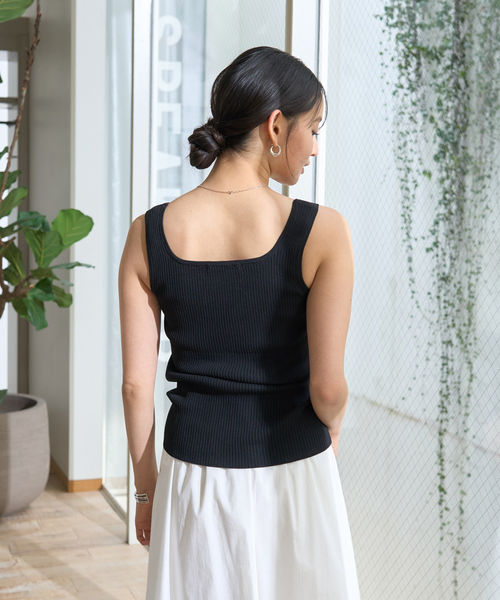 Rouge vif（ルージュヴィフ）の「スクエアネックリブタンクトップ（タンクトップ・レディース・オフホワイト/ブラック/ベージュ・フリー）」の6枚目の写真