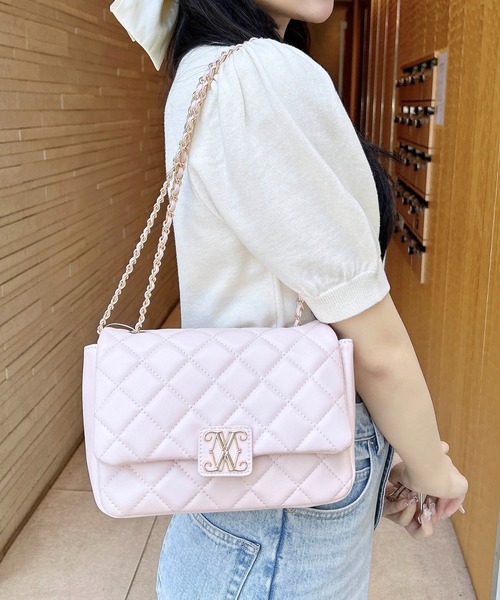 ◆キルティングパターンショルダーバッグIvory セール】エンブレム付キルティングショルダーバッグ（ショルダー